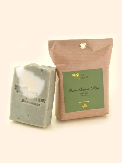 Pure Green Clay Sæbebar med grøn ler og lavendel, fotograferet på natursten
