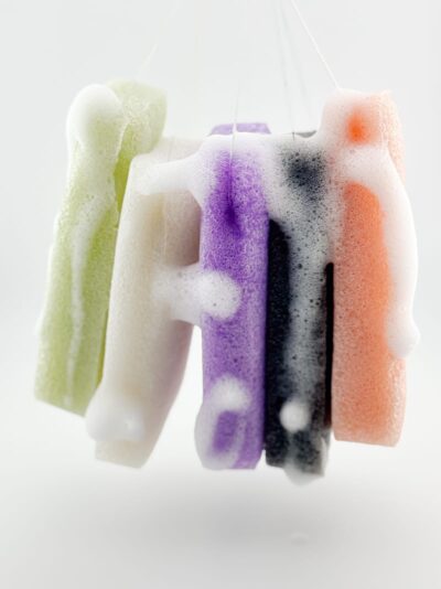 Konjacrod svampe i fem naturlige farver – 100 % biologisk nedbrydelige og ideelle til skånsom rens af ansigt og krop.