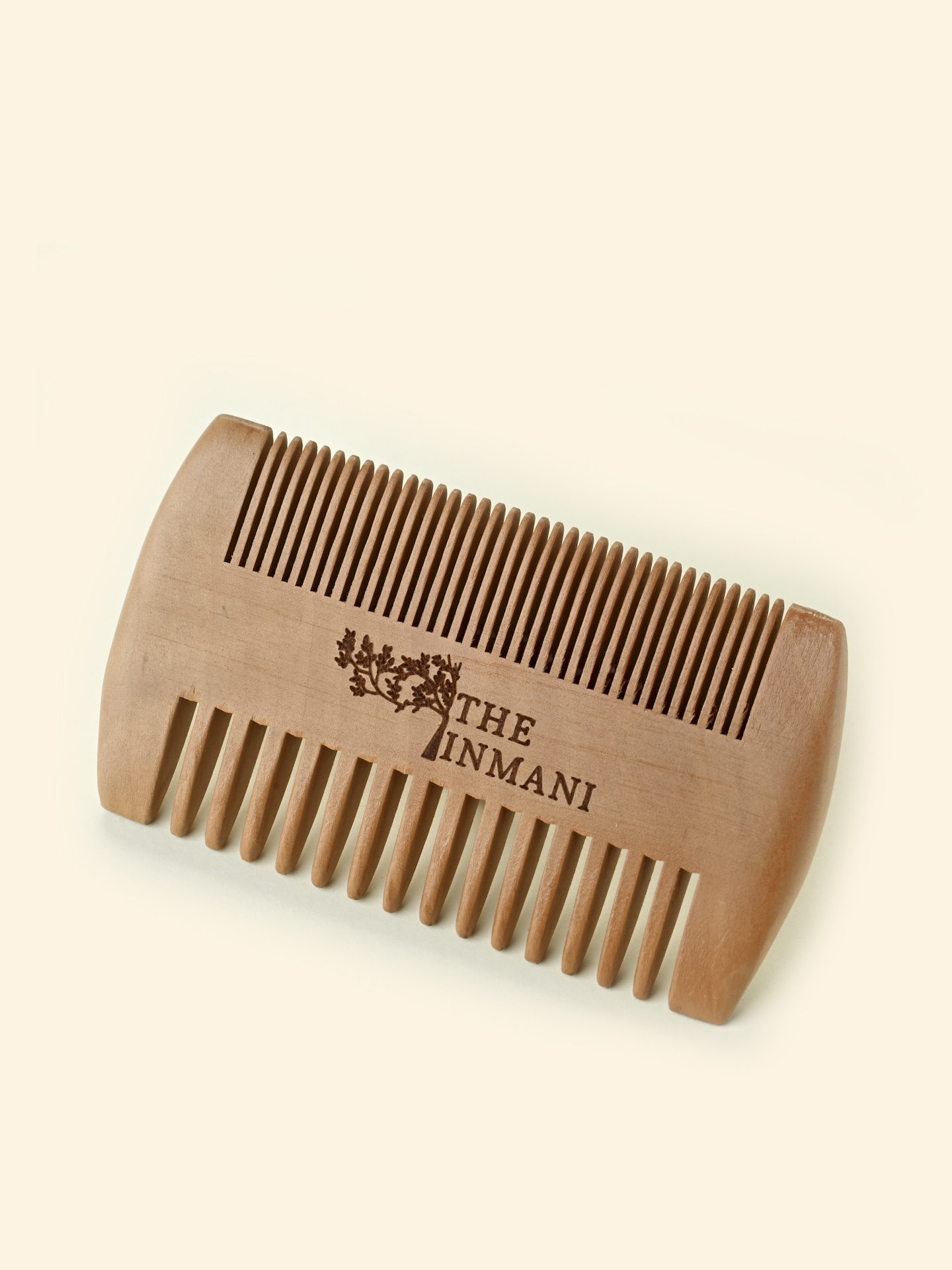 Dobbeltsidet skægkam i naturligt sandeltræ fra THE INMANI – antistatisk, skånsom og plastfri styling til mænds skægpleje.