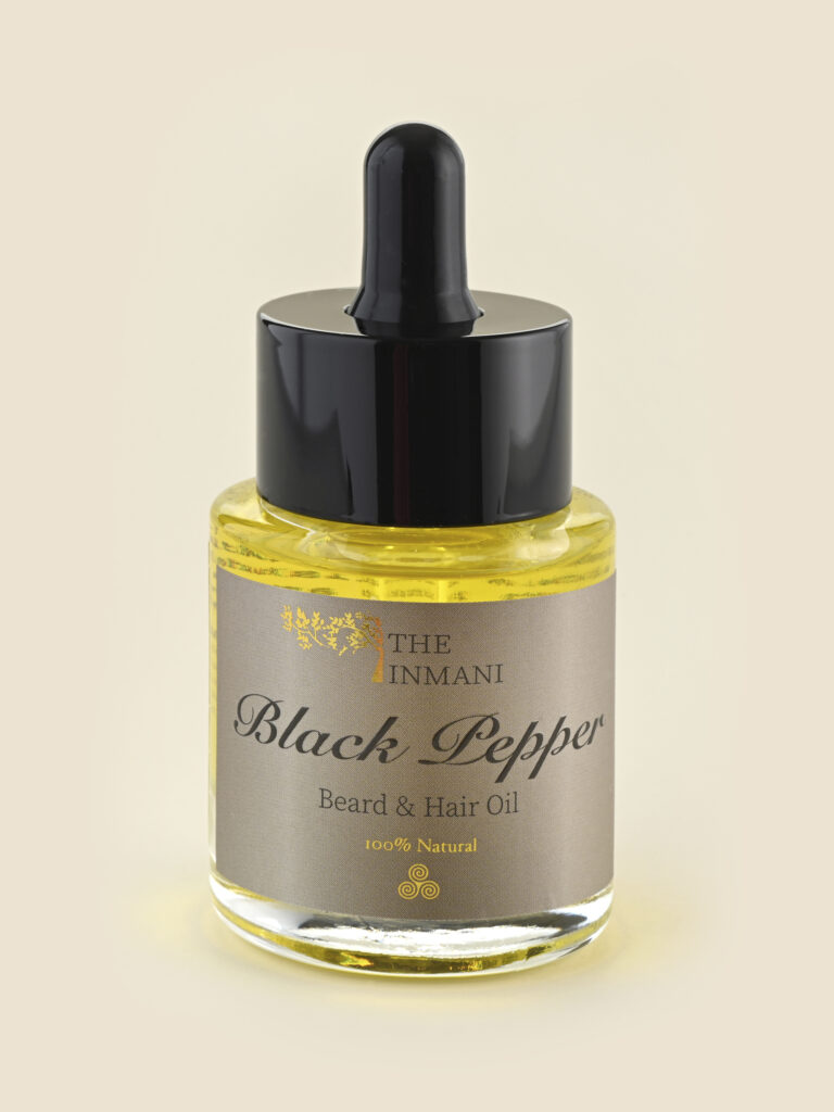 Black Pepper Hårolie fra THE INMANI – naturlig olie til mænd med sort peber, rosmarin og citrus, vist i bæredygtig glasflaske.