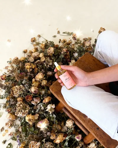 BLOOM kropsolie – naturlig, fugtgivende og opfriskende kropsolie til tør, moden og sensitiv hud med en mild blomsterduft.