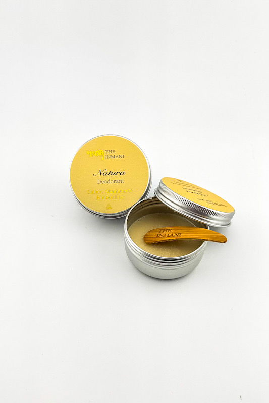 Yellow Moon naturlig deodorant med lime og vanilje – åbnet med spatel