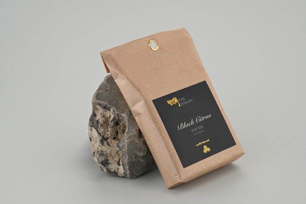 THE INMANI Black Citrus Sæbe Bar – bæredygtig, naturlig sæbe uden plastik eller skadelige stoffer