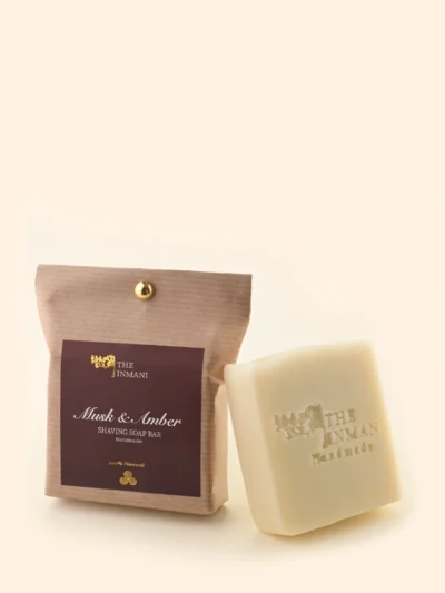 Barbersæbe med tallow – Musk & Amber fra THE INMANI. Håndlavet barbersæbe med varm, maskulin duft. Til vådbarbering med kost og skål.