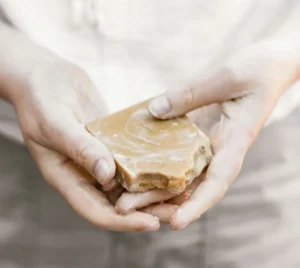 Ingredienser til hvordan man laver sæbe fra bunden med naturlige olier og lud