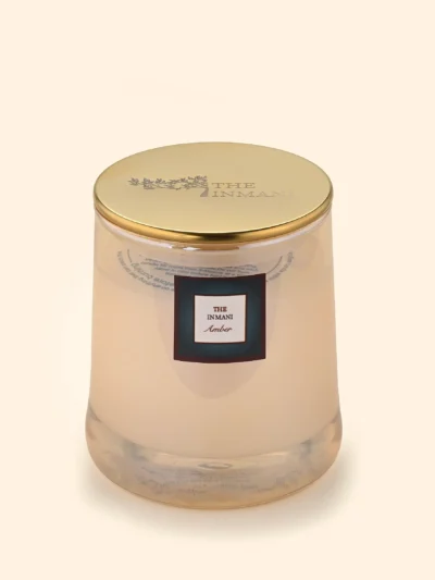 Håndlavet Amber duftlys med soyavoks og trævæge. Gylden ravfarve med blomster og træduft. Placeret i rolig og varm stemning.