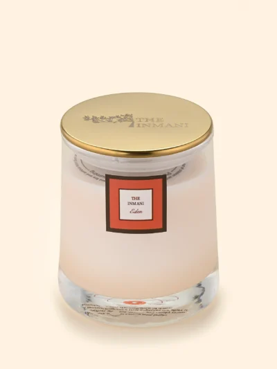 Eden duftlys i soyavoks med trævæge. Håndlavet i Helsingør med frisk grapefruit, varm amber og jordnær vetiver.