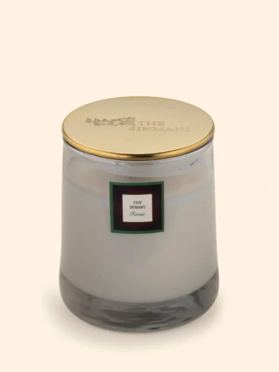 Forest duftlys med cedarwood, juniper og patchouli. Håndlavet i Helsingør i genanvendelig glasbeholder med knitrende trævæge.