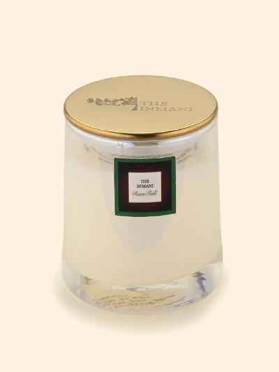 Håndlavet duftlys i glas med soyavoks og trævæge, placeret i naturinspireret omgivelser. Duftprofil inspireret af regn og skov.