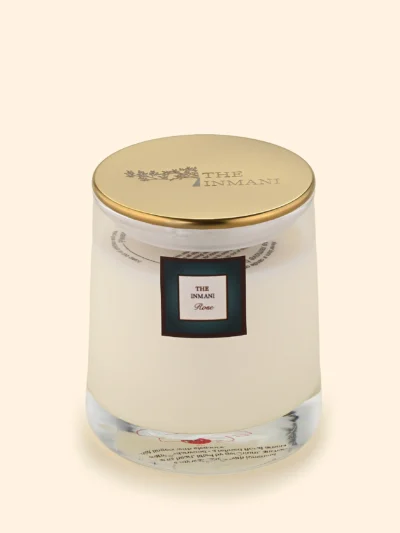 Rose duftlys i soyavoks med trævæge. Håndlavet i Helsingør med naturlig duft af rose, geranium og cedarwood i genanvendelig glasbeholder.