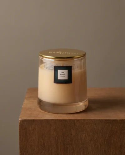 Amber duftlys fra THE INMANI i naturlig soyavoks med trævæge – varm amber, sandeltræ og patchouli