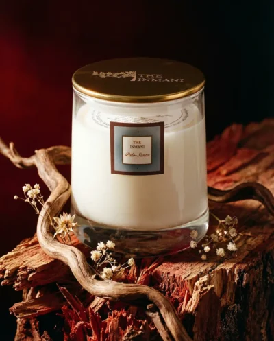 Palo Santo duftlys fra THE INMANI i naturlig soyavoks med trævæge – palo santo, frankincense og cypres