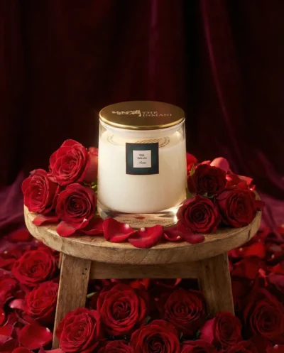 Rose duftlys fra THE INMANI i naturlig soyavoks med trævæge – floral rosenote og cedertræ