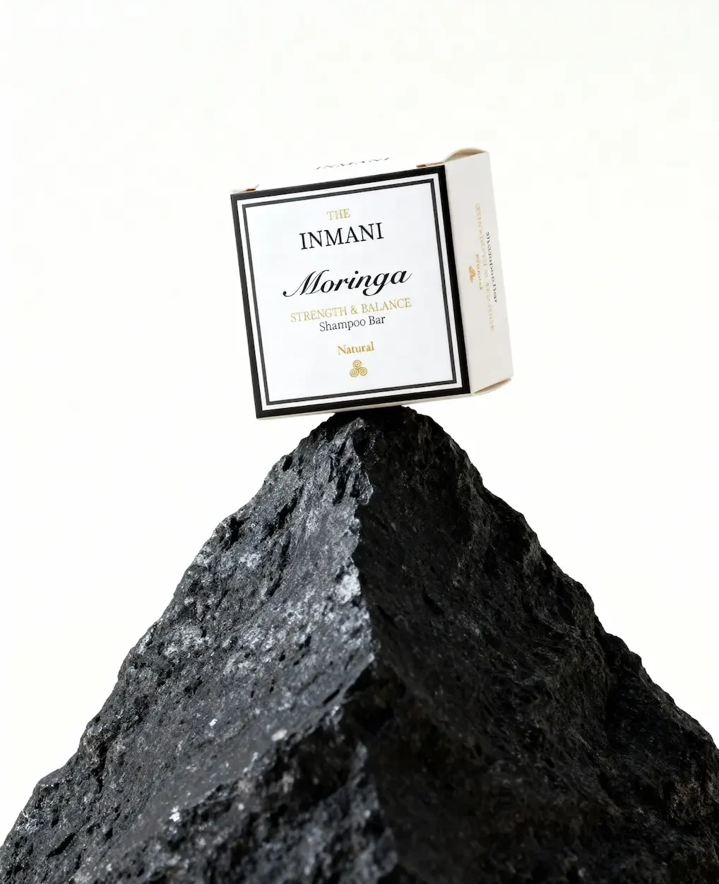 Moringa Shampoo Bar med moringa og aktivt kul til rens og styrke