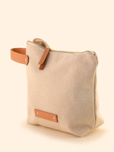 Kompakt toilettaske fra THE INMANI i naturfarvet canvas (17x19x8 cm)