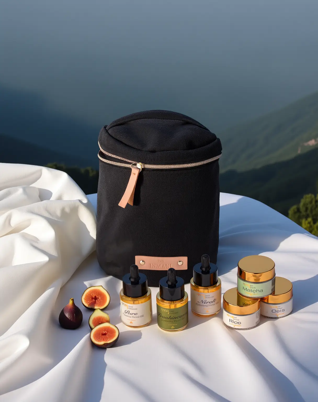 Sort toilettaske med THE INMANI plejeprodukter ved siden af
