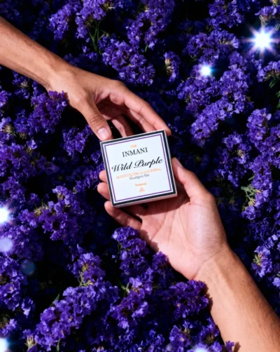 Wild Purple Shampoo Bar i naturligt badeværelse - bæredygtig hårpleje til fugtigt, glattere hår